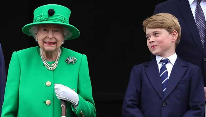 Ratu Elizabeth menggunakan acara balkon terkenal untuk mengajarkan Pangeran George pelajaran kerajaan yang penting, klaim pakar