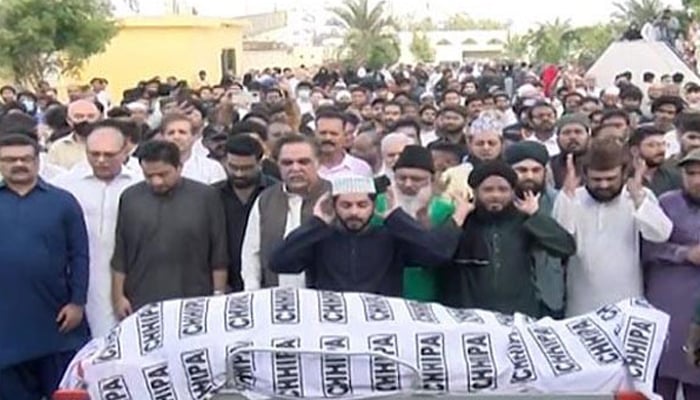 Funeral prayers of Aamir Liaquat Hussain being offered in Karachi. — Screengrab via Geo News