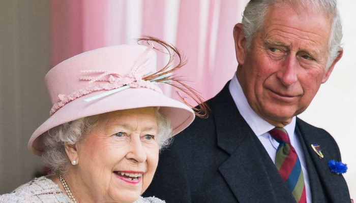 Принцу Чарльзу приписывают историческое юбилейное появление королевы в Букингемском дворце.