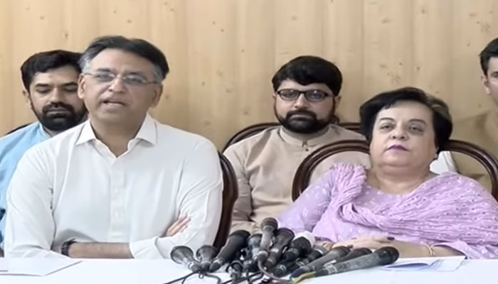 PTI leaders Asad Umar and Shireen Mazari addressing a press conference. — Screengrab/24 News