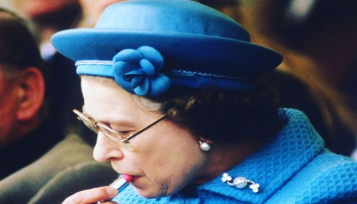 Julia Roberts mencari inspirasi fashion dari Ratu Elizabeth
