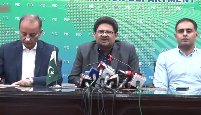 Federal Finance Minister Miftah Ismail (centre) and State Minister for Petroleum Musaddaq Malik (left) addressing a press conference in Islamabad, on June 15, 2022. — YouTube/PTV