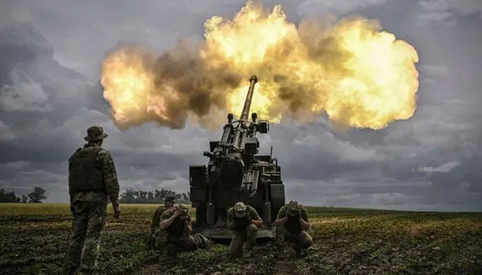 Ukrainian servicemen fire with a French self-propelled 155 mm/52-calibre gun Caesar in the eastern Ukrainian region of Donbas. Photo: AFP