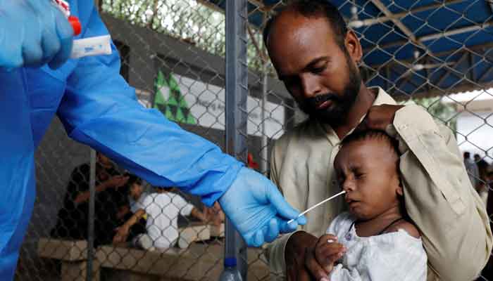 In questa foto di file un professionista sanitario che raccoglie un campione per il test COVID-19 a Karachi.  -APP/File
