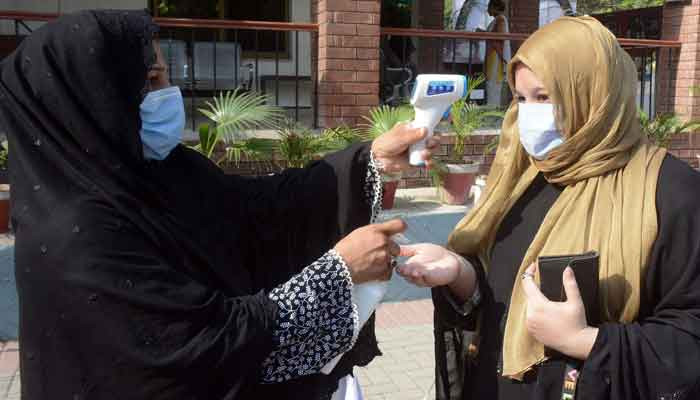 Departemen kesehatan Sindh memerintahkan penerapan SOP COVID-19 di Karachi, Hyderabad