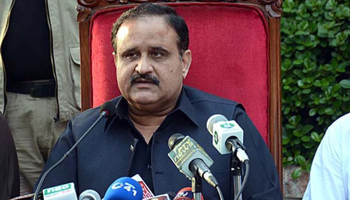 Former Punjab chief minister Usman Buzdar speaks to journalists in Faisalabad, on October 26, 2021. — APP