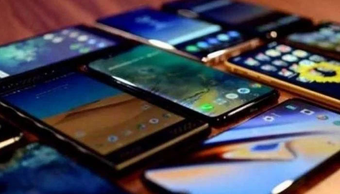 The government has decided to withdraw ban on the import of mobile phones. Photo: Daily Jang/file