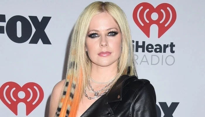 Avril Lavigne menyajikan tampilan pembunuh di atasan bustier
