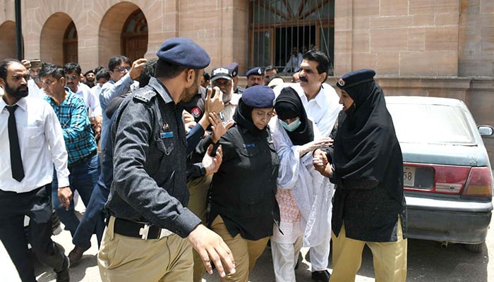 Police producing teenage Dua Zahra before the Sindh High Court, on June 6, 2022. — APP
