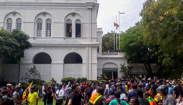 Protestors gather inside the compound of Sri Lanka´s Presidential Palace in Colombo on July 9, 2022. -AFP
