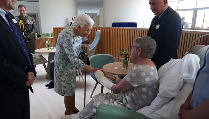 Queen Elizabeth delights royal fans with her surprise visit