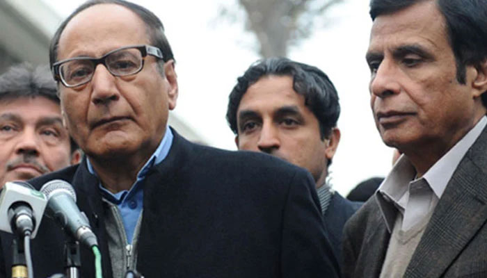 PML-Q president Chaudhry Shujaat Hussain (L) and his brother Pervaiz Elahi (R). — AFP/File