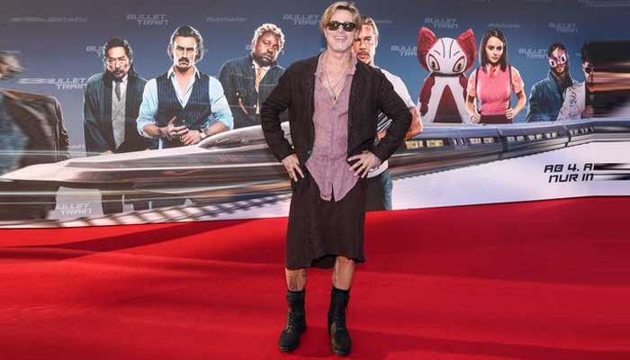 Brad Pitt membunuh saat dia mengayunkan rok linen untuk memamerkan kaki berotot dan bertato di karpet merah