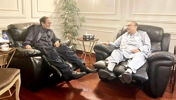 Veteran politicians Chaudhry Shujaat and Asif Zardari having a meeting in Lahore. — Photo from Twitter