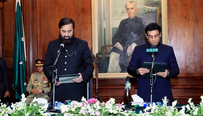 Governor Punjab Baligh Ur Rehman (left) administers oath to PML-N leader Hamza Shahbaz in Lahore, on July 23, 2022. — Governor of Punjab