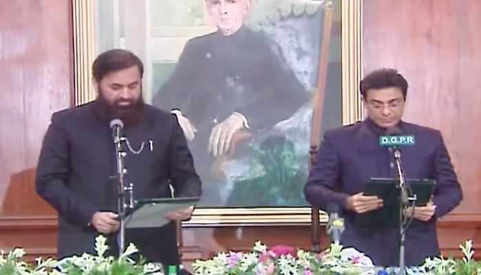 Governor Punjab Baligh Ur Rehman  (left) administers oath to PML-N leader Hamza Shahbaz in Lahore, on July 23, 2022. — YouTube/PTVNewsLive