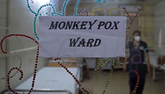 Un operatore sanitario entra in un reparto di isolamento costruito come misura precauzionale per i pazienti affetti da vaiolo delle scimmie in un ospedale civile ad Ahmedabad il 25 luglio 2022. — AFP