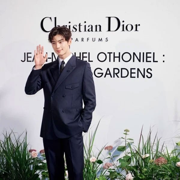 ASTRO's 'otherworldly' Cha Eun Woo overtakes Dior event: 'Walking statue!