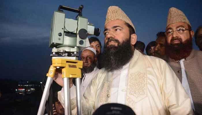 Chairman Central Ruet-e-Hilal Committee, Maulana Abdul Khabir Azad, sights the Ramadan moon, on the roof top of Auqaf Hall, Peshawar. — APP/File