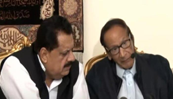 PML-Qs senior leaders Tariq Basheer Cheema (L) and Chaudhry Shujaat. — Screengrab via YouTube/ Hum News