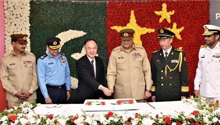 COAS General Qamar Javed Bajwa and the Ambassador of China to Pakistan His Excellency Mr Nong Rong cut the cake commemorating the 95th Anniversary of the founding of the Chinese Peoples’ Liberation Army. — ISPR