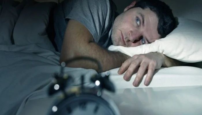 Studi menunjukkan tidur di ‘sisi tempat tidur yang salah’ dapat merusak hari Anda