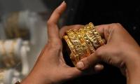 Gold takes sharp plunge, decreases by Rs8,600 per tola in Pakistan