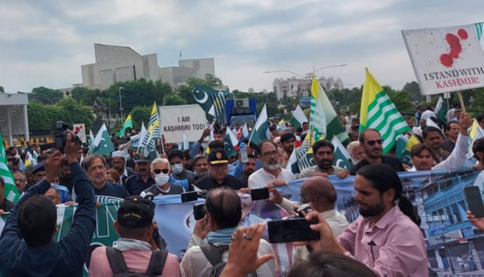 A rally was taken out from the Foreign Office on Constitution Avenue in Islamabad to express solidarity with the oppressed Kashmiri people.-Radio Pakistan