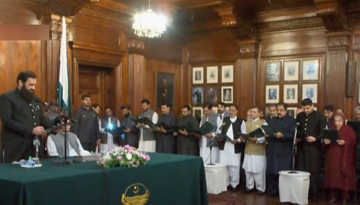 Punjab Governor Muhammad Baleegh-ur-Rehman administers the oath to the newly inducted members.-Screengrab PTV News