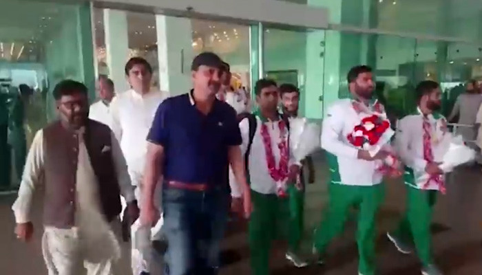 Pakistani athletes receive heroic welcome upon arrival