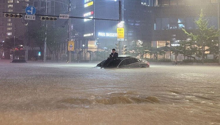 GOT7 Jinyoungs surprises fans following the Seoul flood