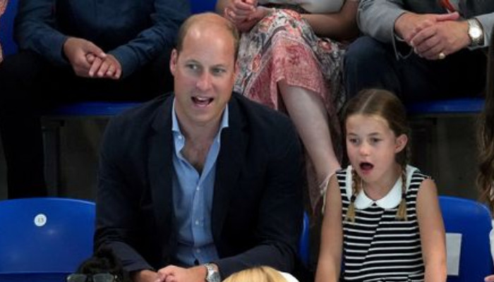 La drôle de réaction de la princesse Charlotte aux selfies du père William se propage: Regardez
