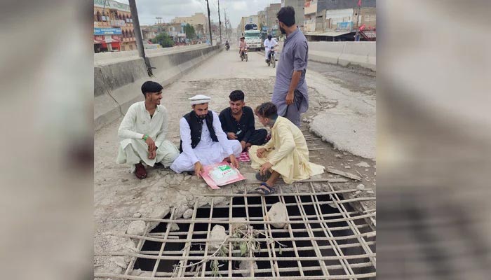 Karachi residents protest by cutting Independence Day cake on broken bridge