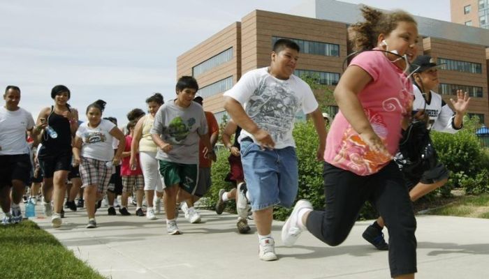 Bambini e adolescenti decollano dalla linea di partenza per la corsa/passeggiata annuale per i pazienti, i loro amici e le loro famiglie presso il Childrens Hospital di Aurora, Colorado, il 5 giugno 2010. — Reuters