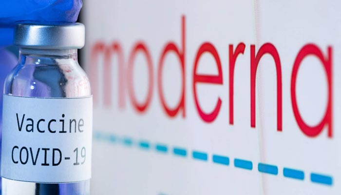 Un'immagine rappresentativa del vaccino COVID-19 con il logo Modernas sullo sfondo.  — File AFP