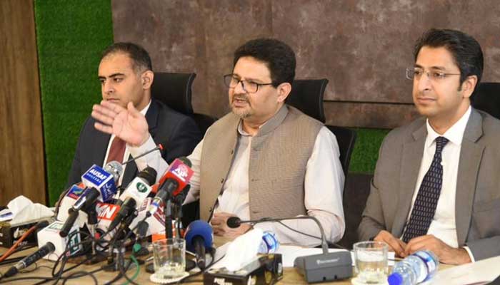 Finance Minister Miftah Ismail is addressing a press conference. Photo: Twitter/@FinMinistryPak