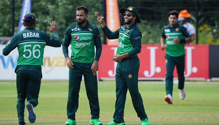 Pakistan get together after a Mohammad Nawaz strike, Netherlands vs Pakistan, 2nd ODI, Rotterdam, August 18, 2022. Couretsy KNCB