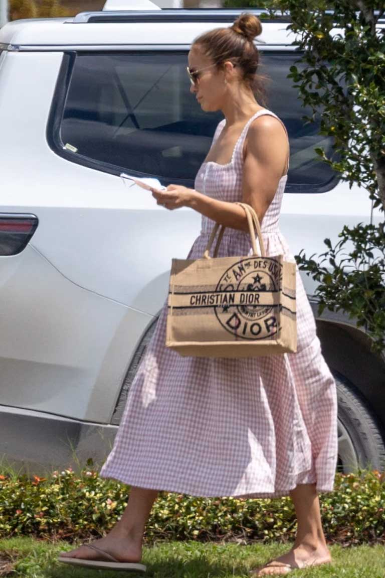 Jennifer Lopez proves to be an ideal wife by standing with Ben Affleck in difficult situation