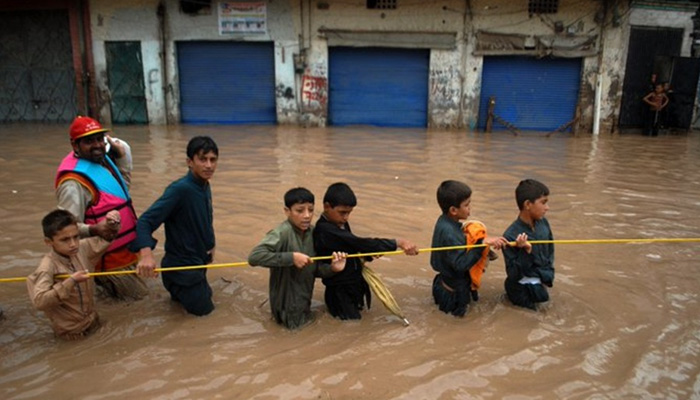 Rescue workers helping stranded people amid flooding in Quetta. —Radio Pakistan