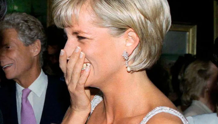 ‘Giggling’ Putri Diana menjadi pria untuk diselundupkan ke klub malam