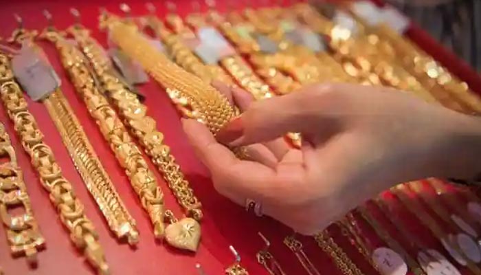 Gold price falls by Rs1,400 per tola in Pakistan