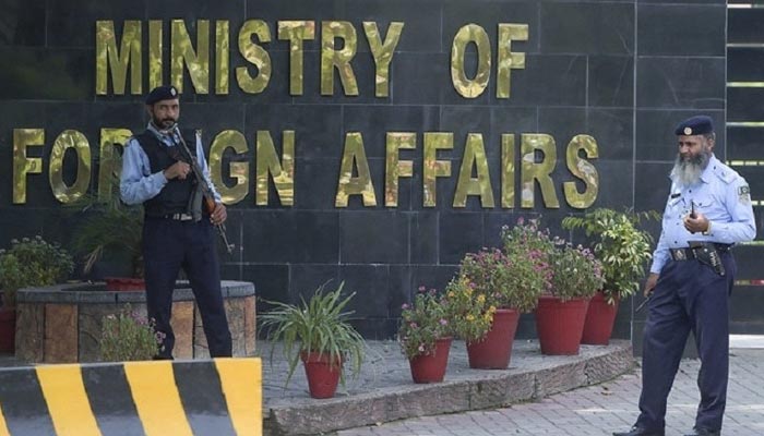 Officers stand at the front gate of the Foreign Office in Islamabad. — AFP/File