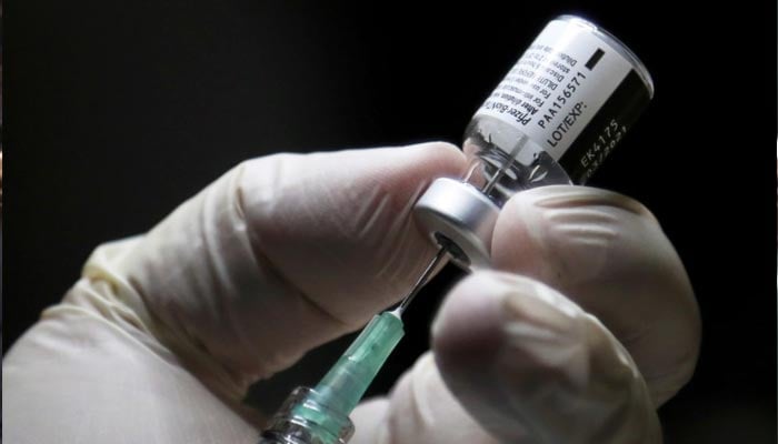 Un vaccino contro il COVID-19 iniettato in una siringa.  — File AFP