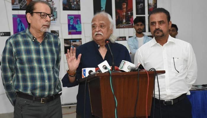 Renowned writer and humorist Anwar Maqsood addresses the students of Arts Council during Mini Theses Show 2022 on September 6. — Arts Council