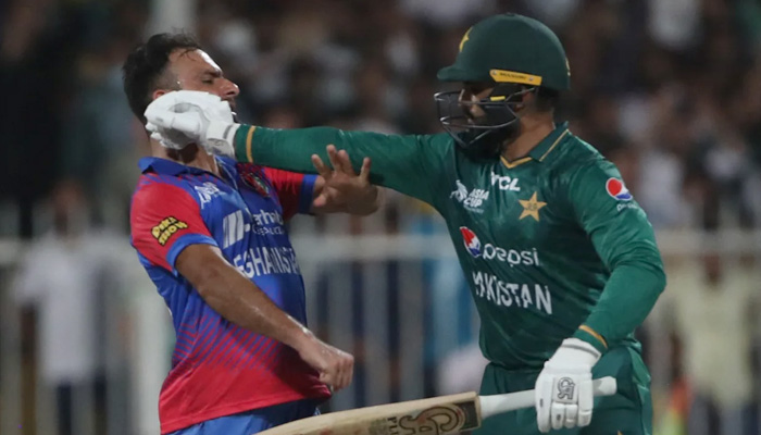 Pakistans Asif Ali (R) and Afghanistan´s Fareed Ahmad argue after a dismissal during the Asia Cup Twenty20 international cricket Super Four match between Afghanistan and Pakistan at the Sharjah Cricket Stadium in Sharjah on September 7, 2022. —AFP