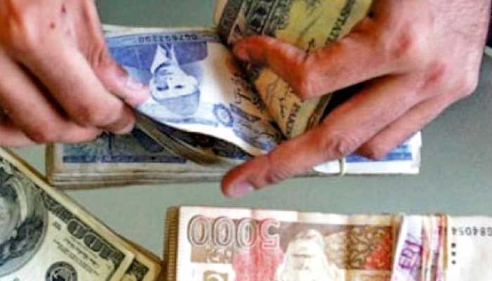 Currency traders counting Rs 1000 notes — AFP/File