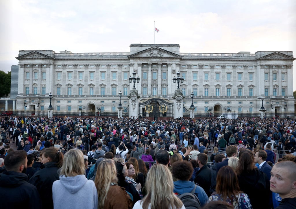 What is happening outside Buckingham Palace after Queen Elizabeths death? In Pictures