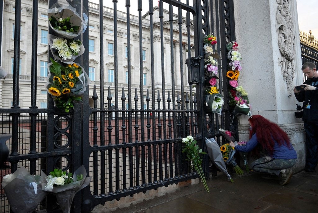 What is happening outside Buckingham Palace after Queen Elizabeths death? In Pictures
