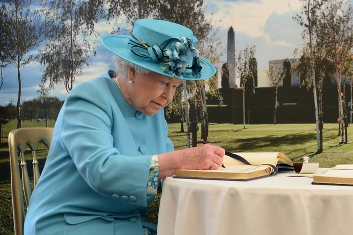 Queen Elizabeths secret letter that cannot be open until 2085: report
