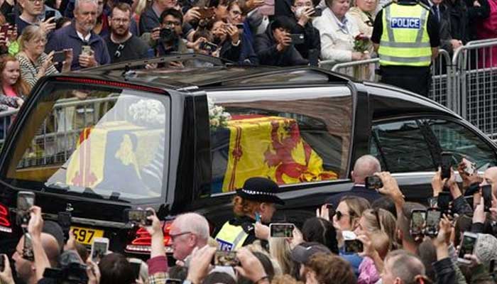 Queen Elizabeths coffin arrives at Palace of Holyroodhouse after six-hour journey